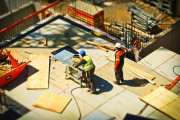 Zwei Personen auf Baustelle