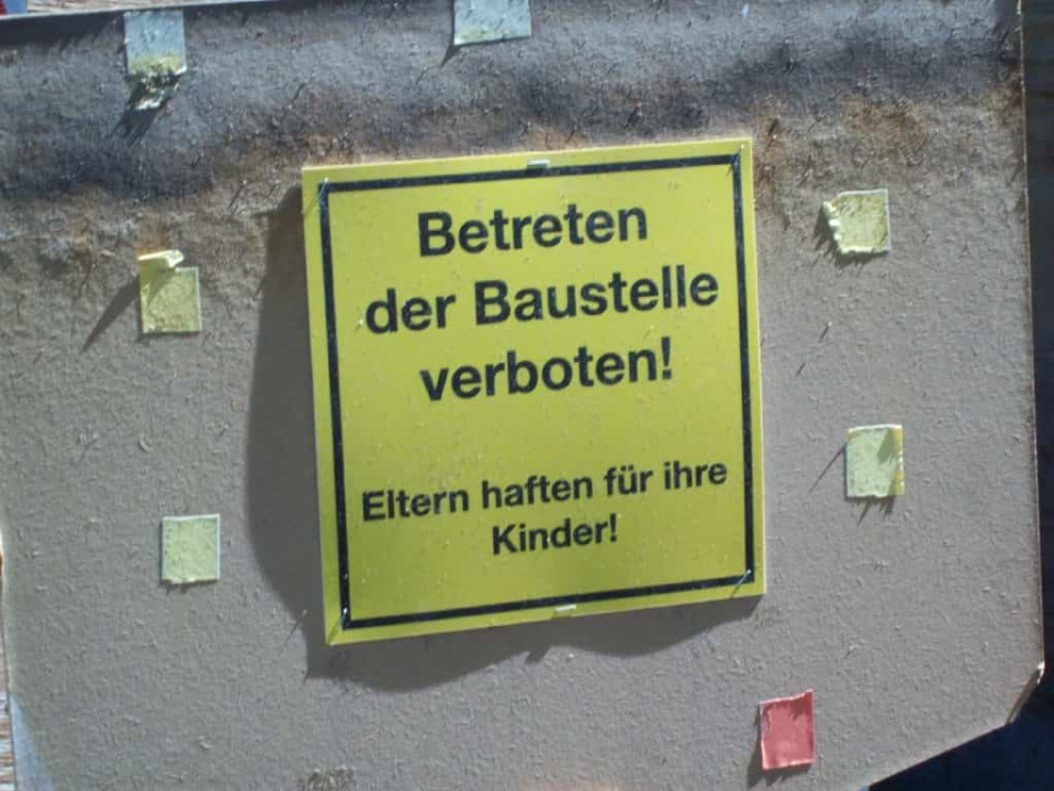 Schild "Betreten der Baustelle verboten!"