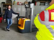 Ausbilder bei der praktischen Schulung an einem Mitgänger-Hochhubwagen