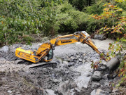 Liebherr Raupenbagger Erdbaumaschine auf Geröll