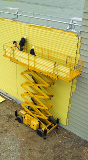 Bestimmungsgemäßer Einsatz für das Heben von Personen auf Baustellen: eine Hubarbeitsbühne – hier Scherenbühne.