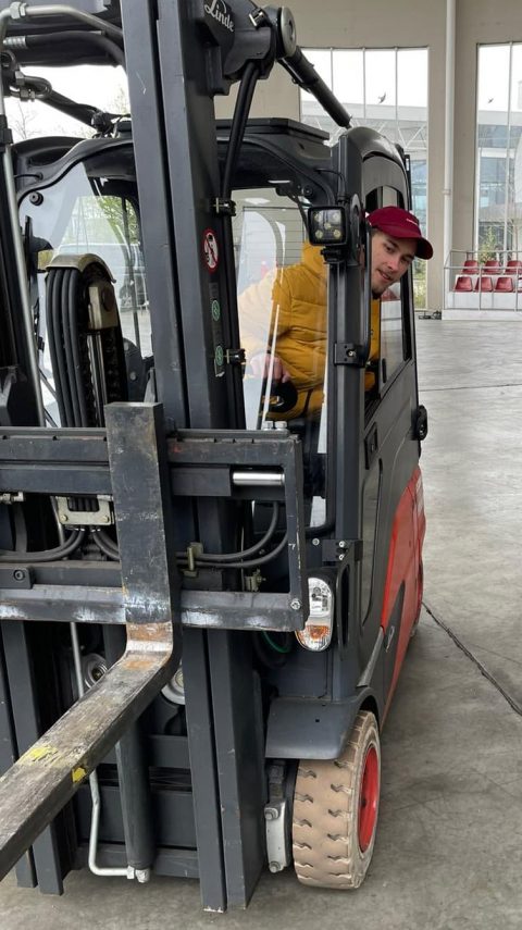 Gabelstaplerfahrer lehnt sich aus dem Fenster