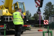 Kran Anschl&auml;ger bei &Uuml;bung mit Funkger&auml;t