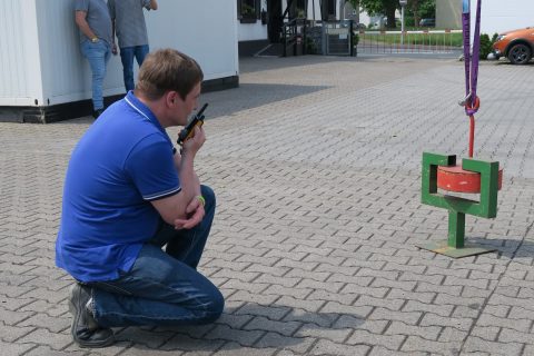 Krane Anschläger Ausbilder an Funkgerät