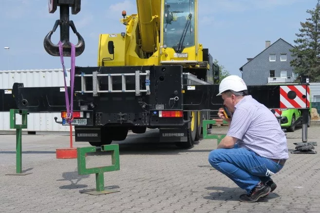 Fahrzeugkran im abgestützten Zustand