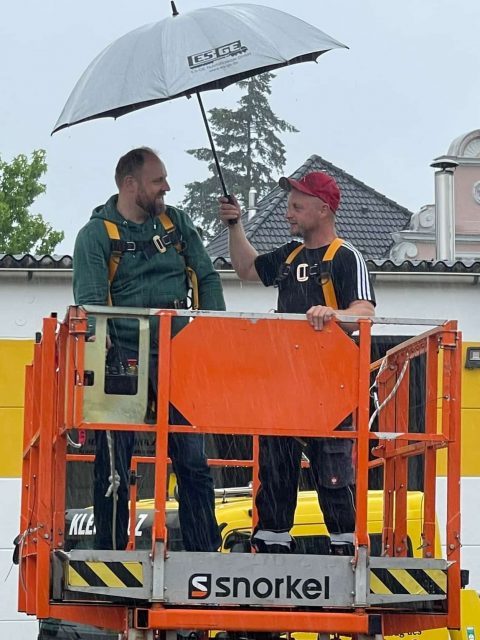 Hubarbeitsbühne Regenschirm