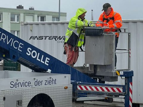 Hubarbeitsbühne im Regen
