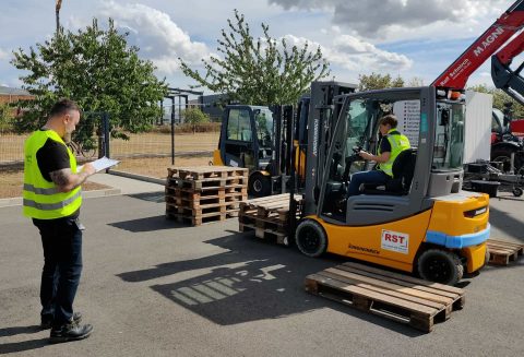 Ausbilder für Staplerfahrer bei der gegenseitigen praktischen Prüfung