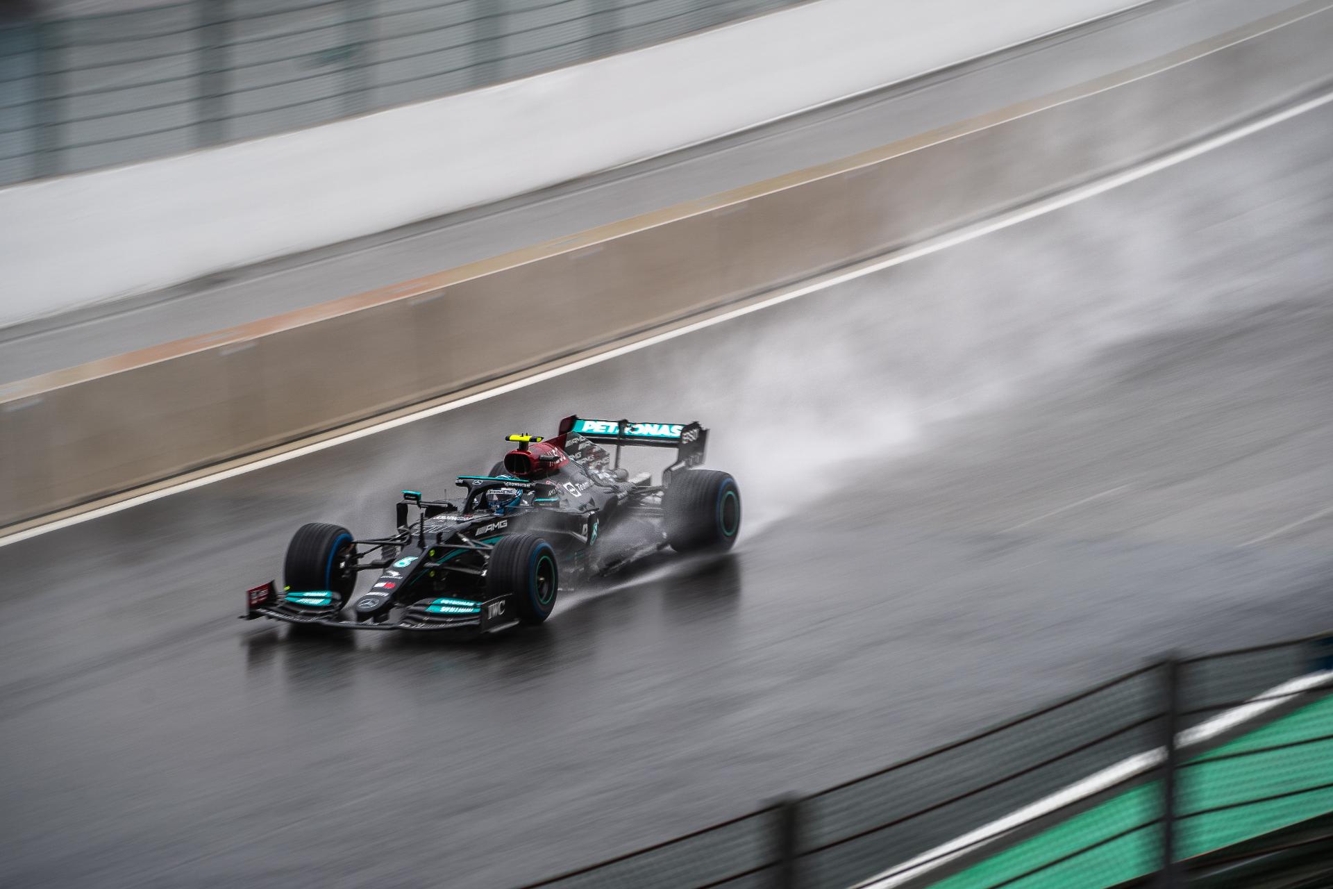Formel 1 Fahrt im Regen verdrängtes Wasser