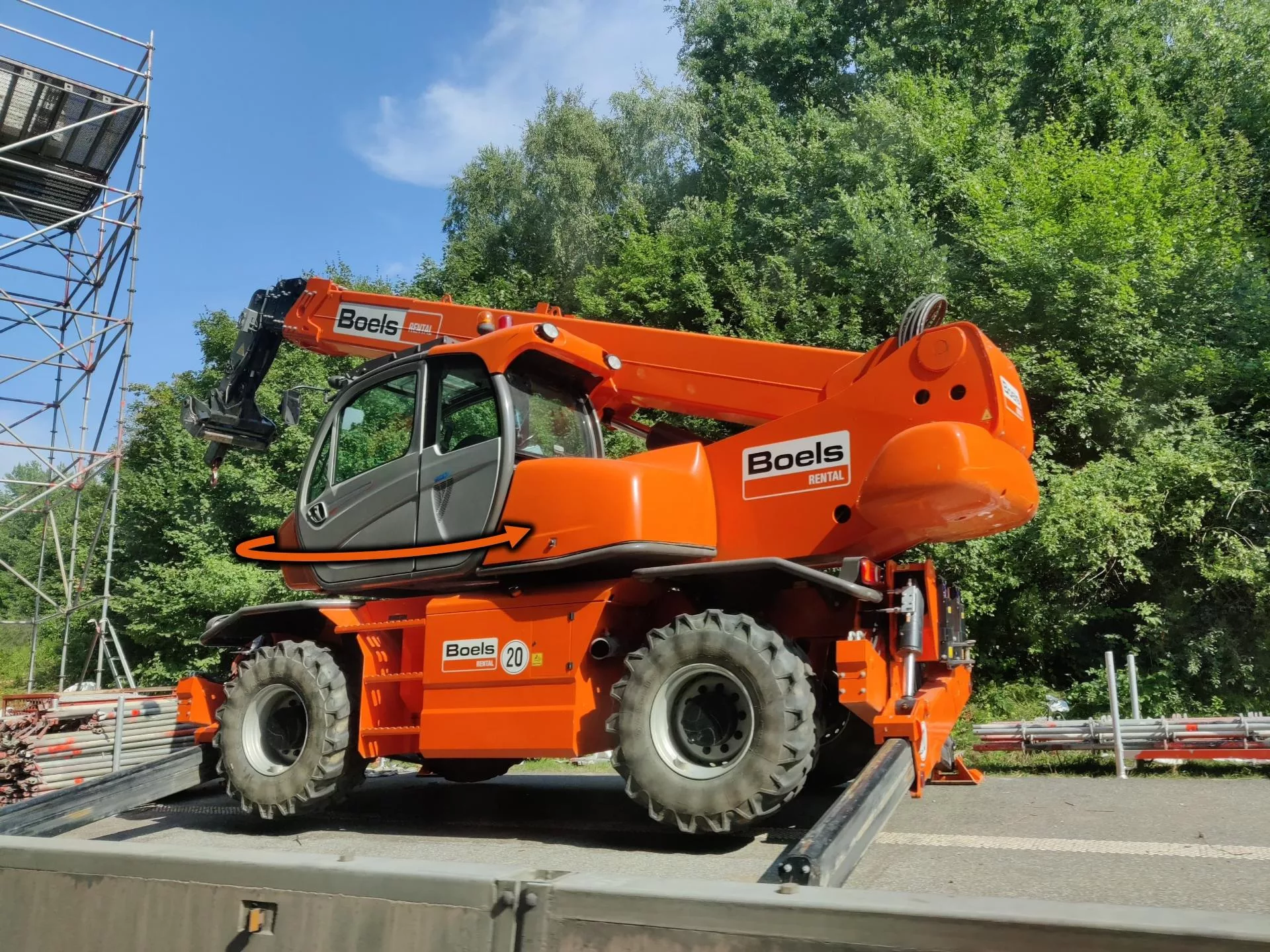 Teleskopmaschine mit drehbarem Oberwagen und Abstützungen