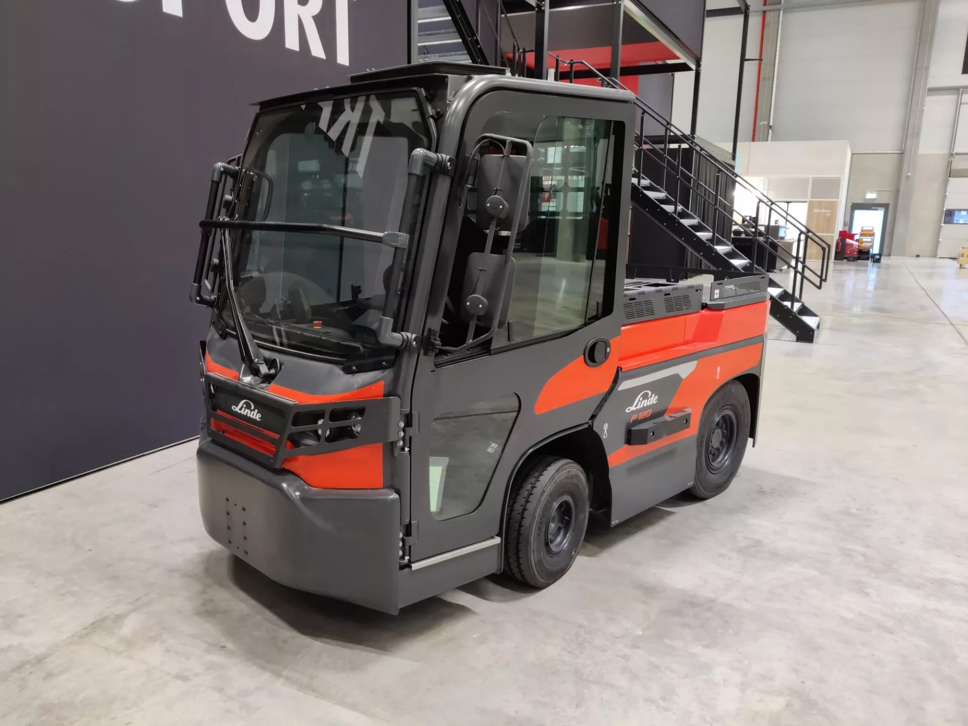 Wagen mit Plattform zum Transport von Ladung