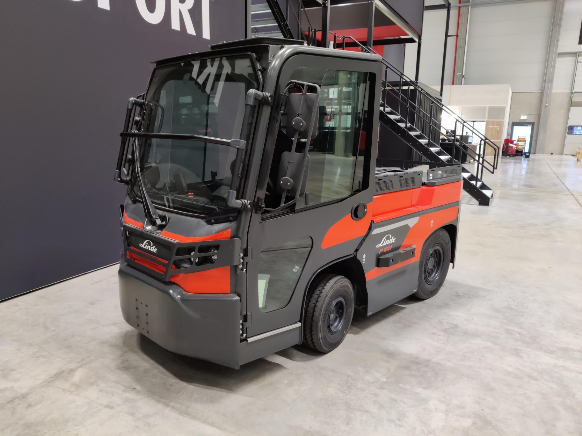 Wagen mit Plattform zum Transport von Ladung
