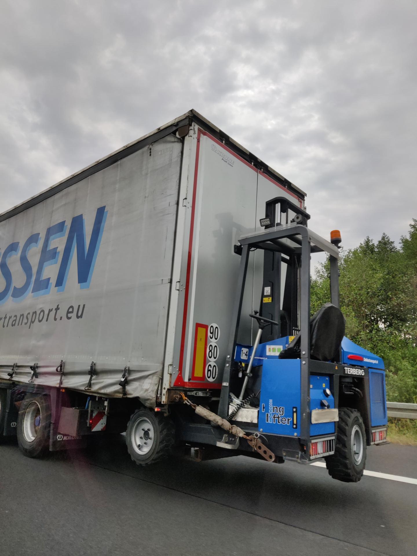 Flurförderzeug Bauart Lkw-Mitnahmestapler