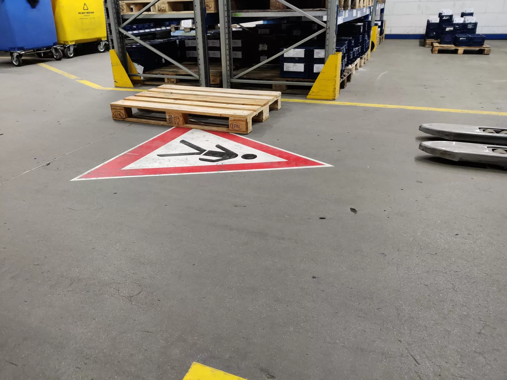 Palette auf Verkehrsweg